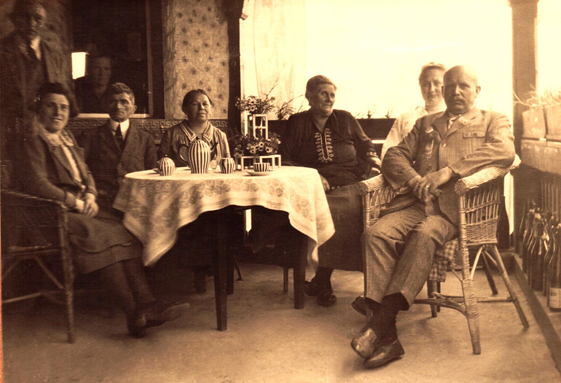 Familie Grieb mit Gästen um 1925